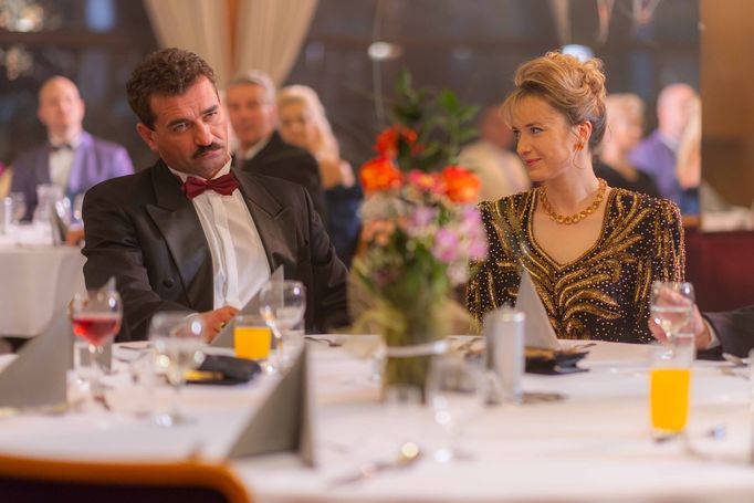 Milan Ondrík coby Mikuláš Černák a Rebeka Poláková jako Iveta Černáková.