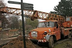 Autostrádě centrem Prahy padne za oběť tisíc stromů