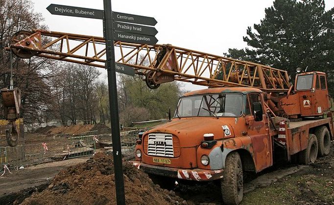 Stavební stroje pomalu ukusují zeleň z Letenské pláně.