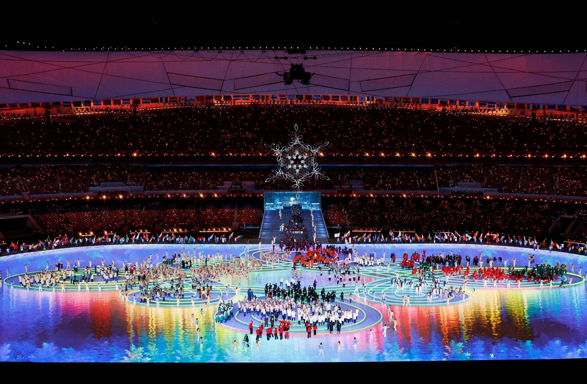 Nástup týmů během slavnostního zakončení ZOH 2022 v Pekingu