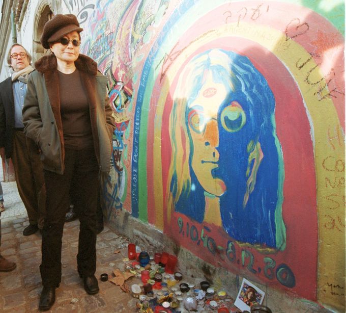 Umělkyně Yoko Ono 11. prosince 2003 u malostranské Lennonovy zdi. Podepsala se k barevnému portrétu svého manžela a napsala na zeď několik vzkazů.