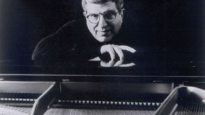 Skladatel Hamlisch u klavíru