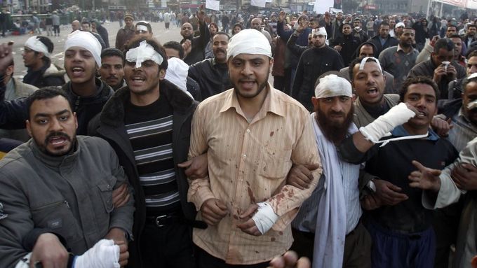 Zranění Egypťané z tábora odpůrců prezidenta na náměstí Tahrír.
