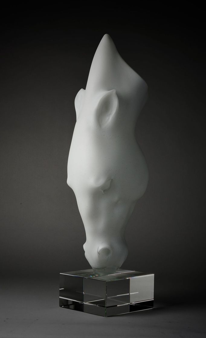 Martin Janecký: Kůň bílý, 2021, za horka tvarované sklo, Janecký studio s.r.o.