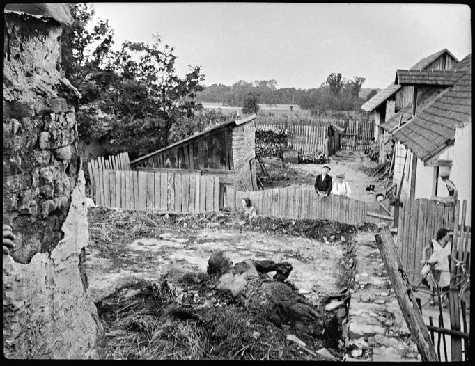 Ukázka z knihy „Negativy z popelnice 1900 – 1945“, obsahující archivní snímky neznámých autorů zachráněné Martinem Wágnerem v rámci iniciativy Negativy z popelnice.