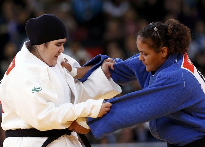 Saudi Arabia's Wojdan Shaherkani (L) fights with Puerto Rico's Melissa Mojica during their women's +78kg elimination round of 32 judo match at the London 2012 Olympic Games August 3, 2012. REUTERS/Kim Kyung-Hoon (BRITAIN - Tags: SPORT JUDO SPORT OLYMPICS) Published: Srp. 3, 2012, 9:48 dop.