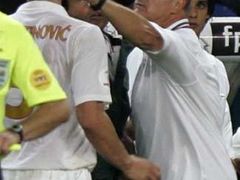 Kouč Portugalska Louis Felipe Scolari inzultuje srbského hráče Ivicu Dragutinoviče.