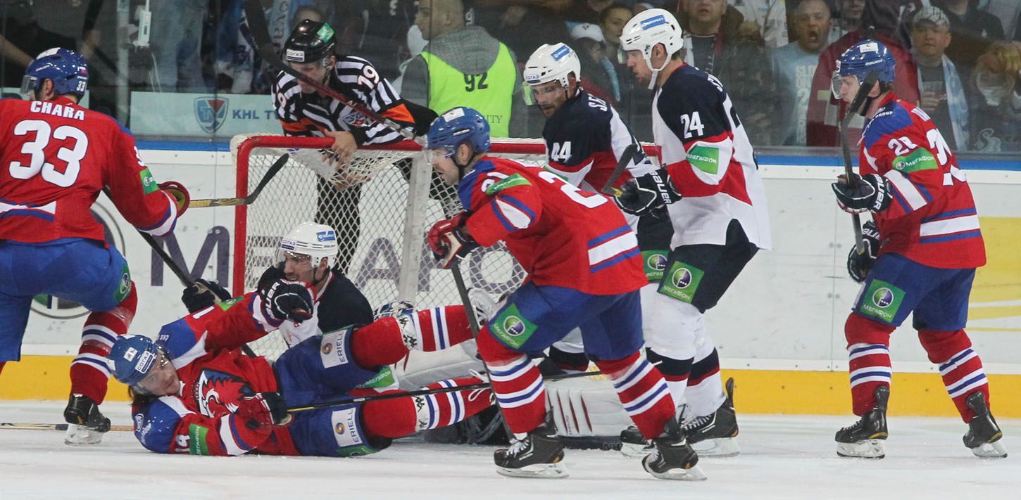 Hokejisté Lva Praha Zdeno Chára, Jaroslav Svoboda, Jakub Klepiš a Mathias Porseland v utkání KHL 2012/13 proti Slovanu Bratislava.