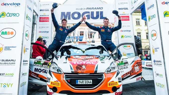 René Dohnal (vpravo) s navigátorem Romanem Ševcem v cíli Rallye Šumava Klatovy 2019, kde oslavili vítězství v Peugeot Rallye Cupu.