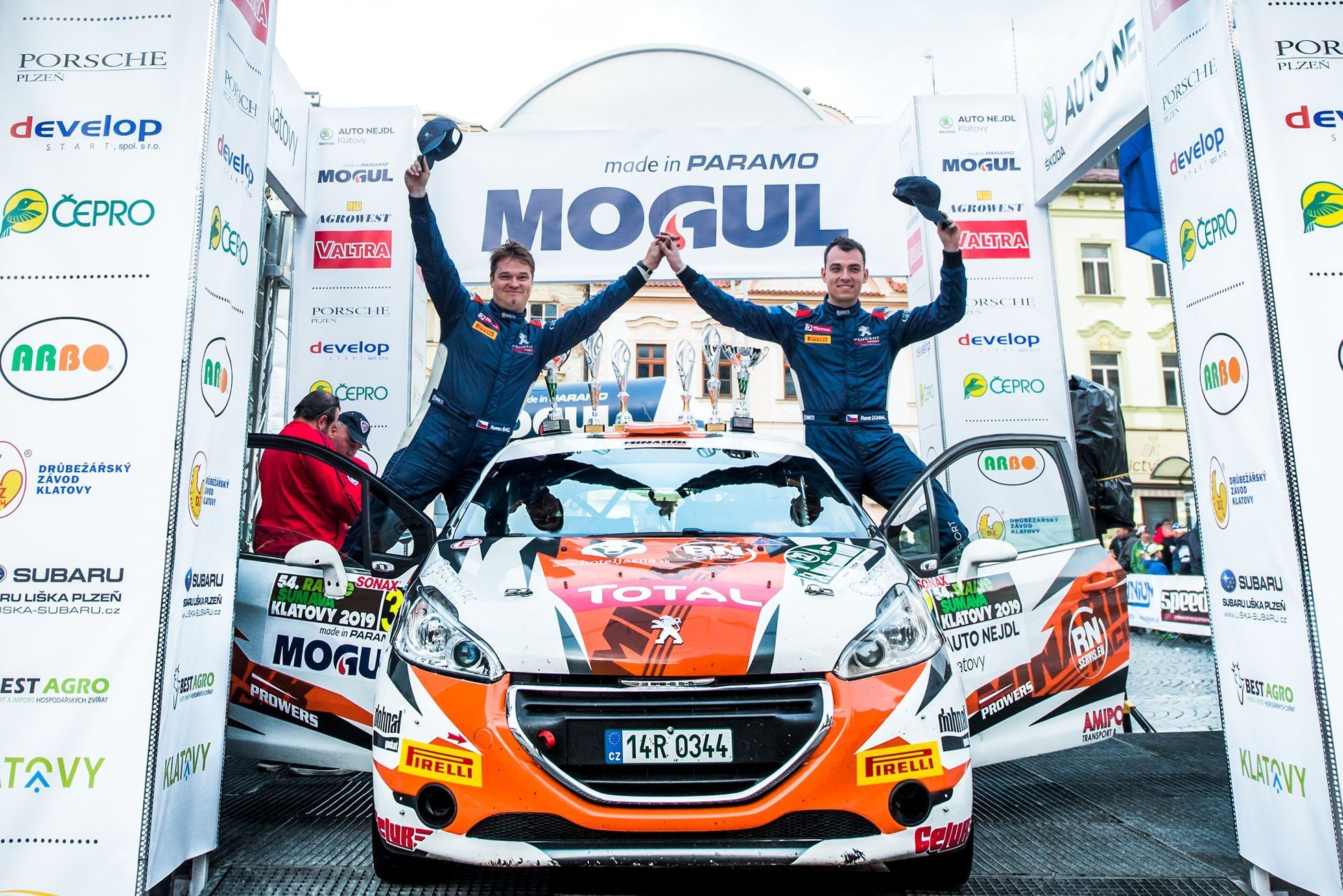 René Dohnal (vpravo) s navigátorem Romanem Ševcem v cíli Rallye Šumava Klatovy 2019, kde oslavili vítězství v Peugeot Rallye Cupu