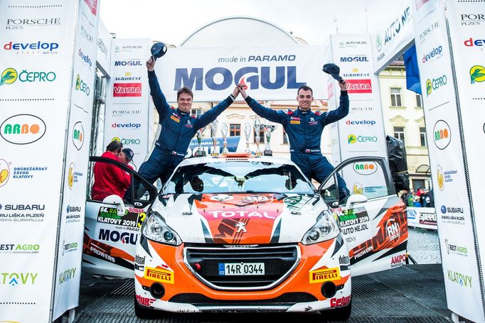 René Dohnal (vpravo) s navigátorem Romanem Ševcem v cíli Rallye Šumava Klatovy 2019, kde oslavili vítězství v Peugeot Rallye Cupu.