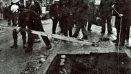 Jáma pohltila dva lidi, muže a pětačtyřicetiletou ženu jménem Marie. O jejich záchranu se snažilo 13 hasičů. Na místo vyrazil velitelský vůz a jedna cisterna.