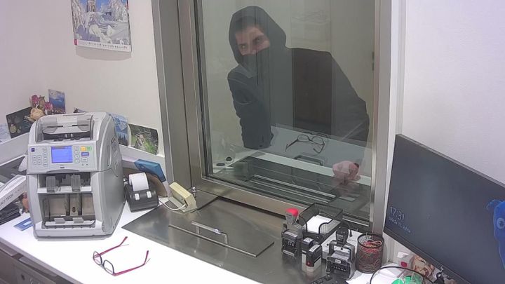 Lupič si odnesl statisíce z pražské banky, policie žádá o pomoc s identifikací; Zdroj foto: Policie ČR