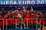 Portugalsko slaví titul z fotbalového Eura 2016. První v historii. Cristiano Ronaldo si vzal oslavy na starosti.