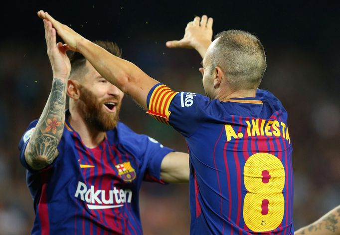 Lionel Messi a Andrés Iniesta slaví druhý gól v síti Málagy.