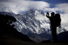 Nebezpečný sen zdolat Mount Everest. Krátká sezona plná expedic přinesla už 11 obětí