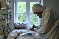Dvě epidemie najednou. Nemocnice na jihu Čech čelí kromě koronaviru také hepatitidě A