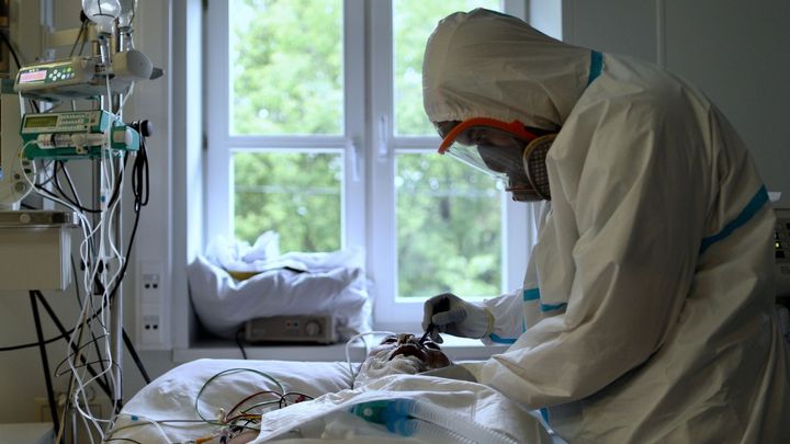 Dvě epidemie najednou. Nemocnice na jihu Čech čelí kromě koronaviru také hepatitidě A