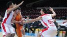 Basketbal, Nymburk - Fuenlabrada: Scottie Reynolds (6) a Tomáš Pomikálek (55)