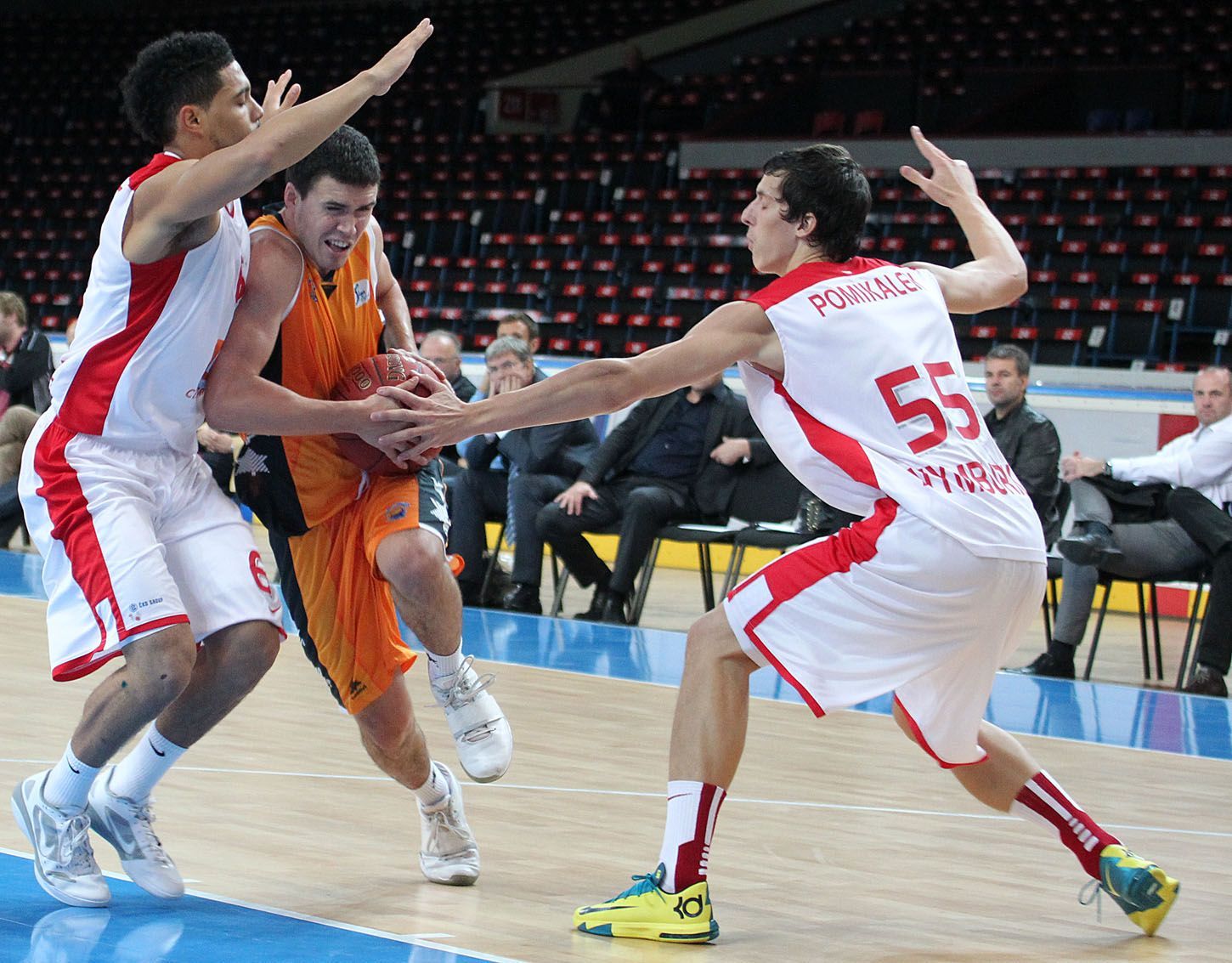 Basketbal, Nymburk - Fuenlabrada: Scottie Reynolds (6) a Tomáš Pomikálek (55)