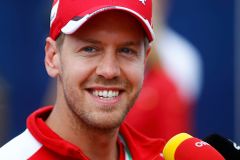 Vettel po 31 závodech odčaroval Mercedes v kvalifikaci, vyhrál v Singapuru