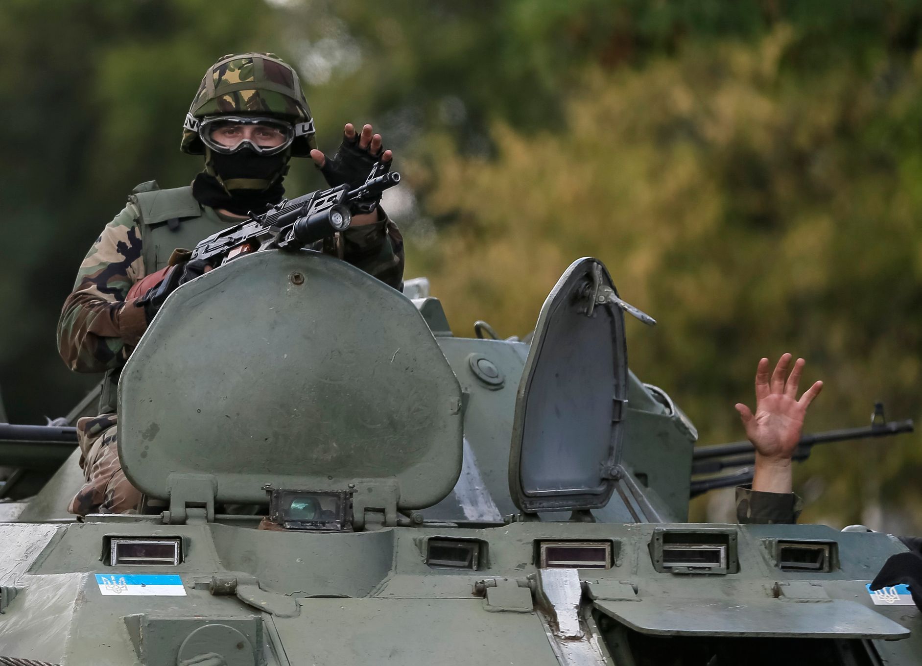Ukrajinští vojáci v obrněném transportéru