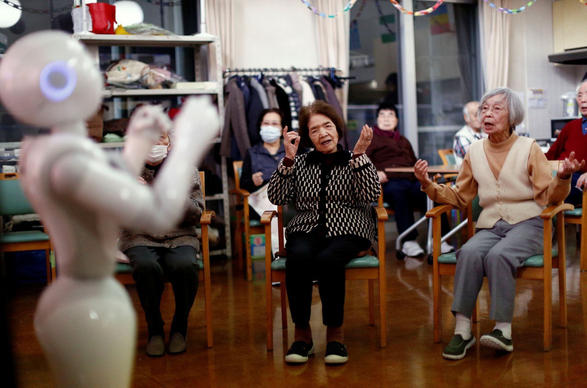 Japonsko, roboti pomáhají v péči o staré lidi