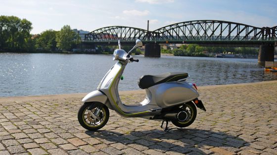 Test prvního skútru Vespa, který má zpátečku. Nadchne elektrická "vosa" fanoušky?