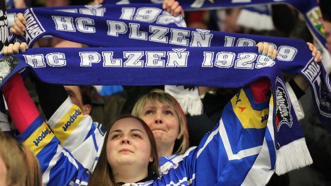Podívejte se, jak Plzeň v pondělí nad ránem vítala čerstvé extraligové šampiony.