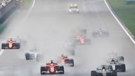 Kvůli safety caru ztratil Vettel, ale po dvou dramatických soubojích s týmovým kolegou Kimim Räikkönenem a Danielem Ricciardem z Red Bullu poskočil na třetí příčku. "Můj cíl byl dojet Lewise a čím dál víc mě štvalo, že mě brzdí vozy přede mnou, protože jsem cítil, že můžu být rychlejší," uvedl Vettel.