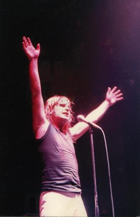 Ozzy Osbourne na koncertě v Cardiffu, 1981.