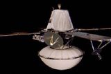 Při přistání Vikigu 2 zase radar chybně interpretoval skálu v místě přistání. Sonda přistála jednou nohou na skále a mírně se naklonila. Infobox Viking 1 start: 20. 8. 1975 konec činnosti: 13.11.1982 hmotnost (Orbiter): 883 kg hmotnost (Lander): 590 kg přistání - Mars: 20. 7. 1976 Viking 2 start: 19.9.1975 konec činnosti: 11.4.1980 hmotnost (Orbiter): 883 kg hmotnost (Lander): 590 kg přistání - Mars: 3. 9. 1976 PŘEČTĚTE SI: Mars se přiblížil Zemi Život na Marsu může být pod povrchem Život na Marsu? Krátce a z počátku Přesto sonda pracovala na povrchu celých 1281 dní (do 11.4.1980) a poté byla pro nedostatek energie v bateriích vypnuta.