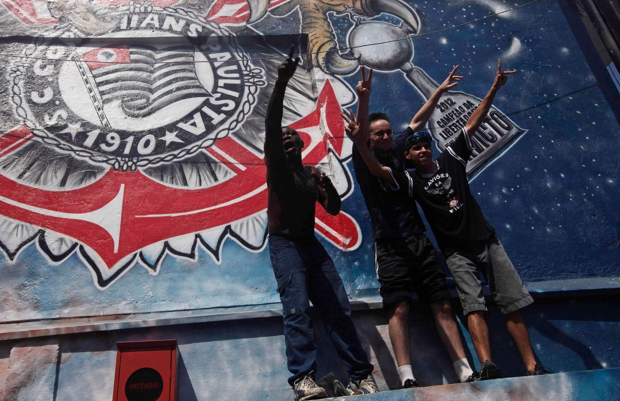 Fanoušci brazilského týmu Corinthians slaví postup do finále MS klubů