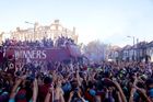 Fotbalisté West Hamu absolvovali v Londýně triumfální jízdu s pohárem z Edenu