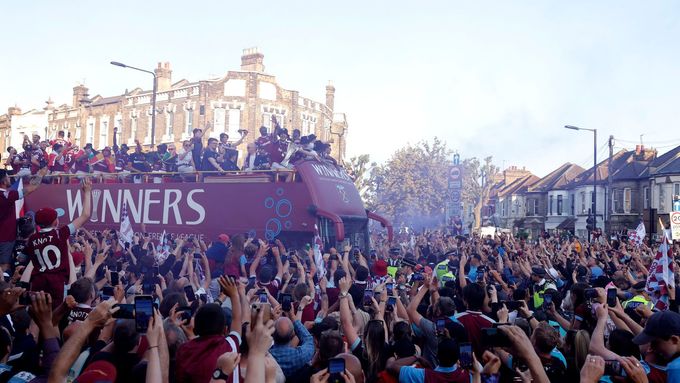 Autobus fotbalisty West Hamu se prodírá Londýnem