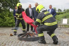 "Červené trenýrky dobře hoří." Hasiči na Zemanův příkaz pálili u Pražského hradu spodní prádlo