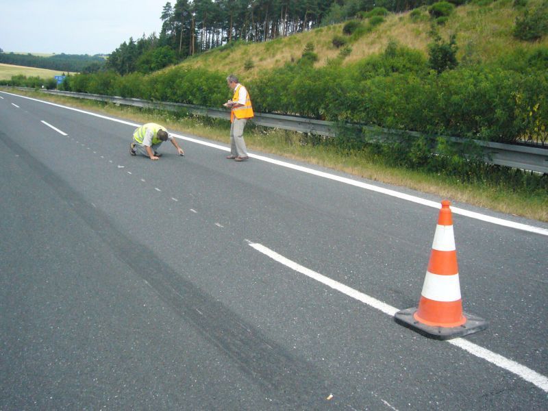 Vedro nadzvihlo dálnici