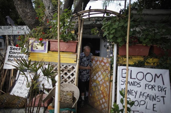 Peter Norton, 63, walks out of his trailer covered in protest signs in Village Trailer Park in Santa Monica, California, July 13, 2012. Developer Marc Luzzatto wants to relocate residents from the trailer park to make way for 486 residential units, 8,650 square feet of creative or office space, 17,780 square feet of retail, cafes and yoga studios, close to where a light rail line is being built to connect downtown Los Angeles to the ocean. Village Trailer Park was built in 1951, and 90 percent of its residents are elderly, disabled or both, according to the LA Weekly. Many have lived there for decades in old trailers which they bought. The property is valued at as much as $30 million, according the LA Times. REUTERS/Lucy Nicholson (UNITED STATES - Tags: SOCIETY REAL ESTATE BUSINESS POLITICS) Published: Čec. 14, 2012, 8:01 dop.