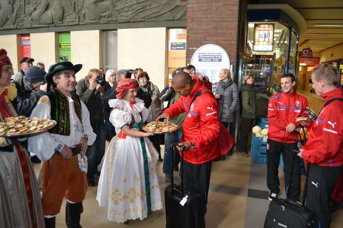 Čeští fotbaloví reprezentanti při příjezdu vlakem do Olomouce, kde se střetnou se Slováky.