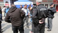 Policie kontrolovala, zda nikdo nepřináší zbraně. Devatenáct předmětů zabavila.