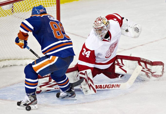 NHL - Edmonton vs. Detroit (Mrázek chytá šanci Gagnera)