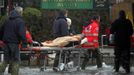 Nurses carry a man on a stretcher in a flooded street during a period of seasonal high water in Venice November 1, 2012. The water level in the canal city rose to 140 cm (55 inches) above normal, according to the monitoring institute. REUTERS/Manuel Silvestri (ITALY - Tags: ENVIRONMENT SOCIETY HEALTH) Published: Lis. 1, 2012, 1:03 odp.