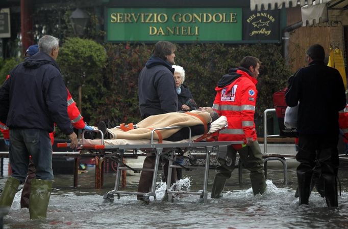 Nurses carry a man on a stretcher in a flooded street during a period of seasonal high water in Venice November 1, 2012. The water level in the canal city rose to 140 cm (55 inches) above normal, according to the monitoring institute. REUTERS/Manuel Silvestri (ITALY - Tags: ENVIRONMENT SOCIETY HEALTH) Published: Lis. 1, 2012, 1:03 odp.