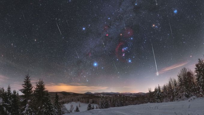 Maximum meteorického roje Kvadrantidy v lednu 2020 nad Oravskou Lesnou na Slovensku.