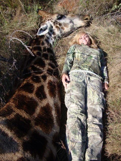 žena se fotila se zastřelenou žirafou