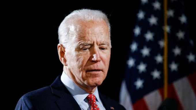 God Bless America! Prezidentský kandidát amerických demokratů Joe Biden uvázl ve vážných obtížích.