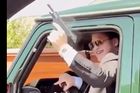 Sedmnáctiletý syn Kadyrova se oženil. Střílel z pistole a proháněl se v mercedesu