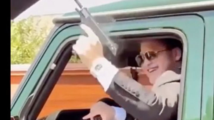 Sedmnáctiletý syn Kadyrova se oženil. Střílel z pistole a proháněl se v mercedesu