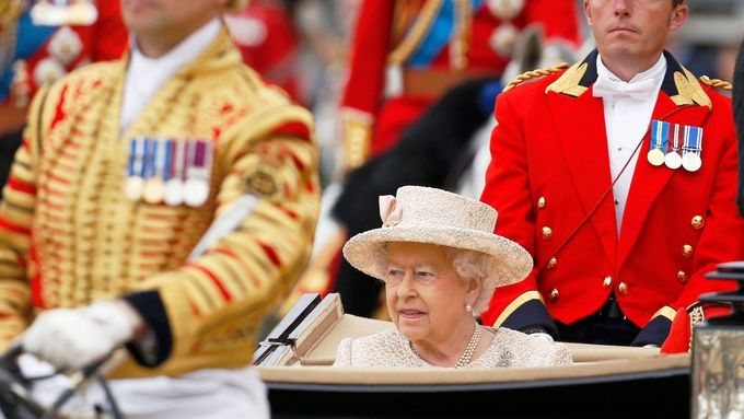 Obrazem: Londýn ve slavnostním, královna slavila narozeniny