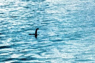 Loch Ness, duben 1934: tzv. „Chirurgova fotografie“ R. K. Wilsona ve výřezu; ikonický snímek později odhalen jako podvrh s modelem. Kolorováno